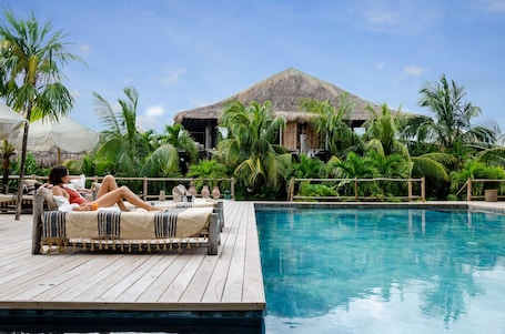Una piscina al aire libre. Radhoo Tulum