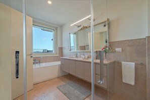 Baignoire, baignoire à jets, sèche-cheveux, bidet