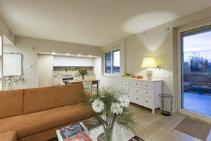 TV connectée, lecteur de DVD, livres, chaîne hi-fi