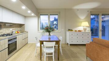 Frigorifero, forno, piano cottura, lavastoviglie