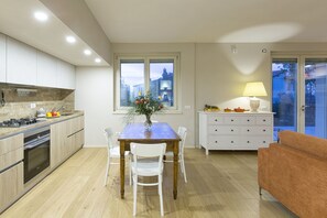 Frigorífico, horno, placa de cocina y lavavajillas