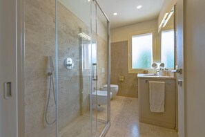 Dusche, Haartrockner, Bidet, Handtücher