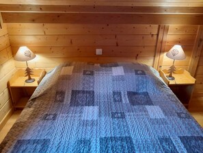 3 habitaciones, tabla de planchar con plancha y cuna de viaje 
