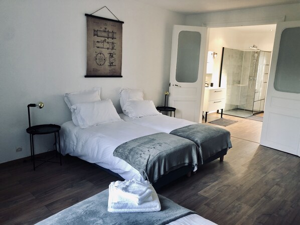 3 bedrooms, desk, iron/ironing board, WiFi