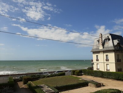 Villa sea view, 50 m from the beach