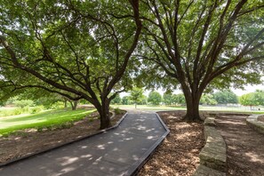 المنطقة المحيطة بالمنشأة