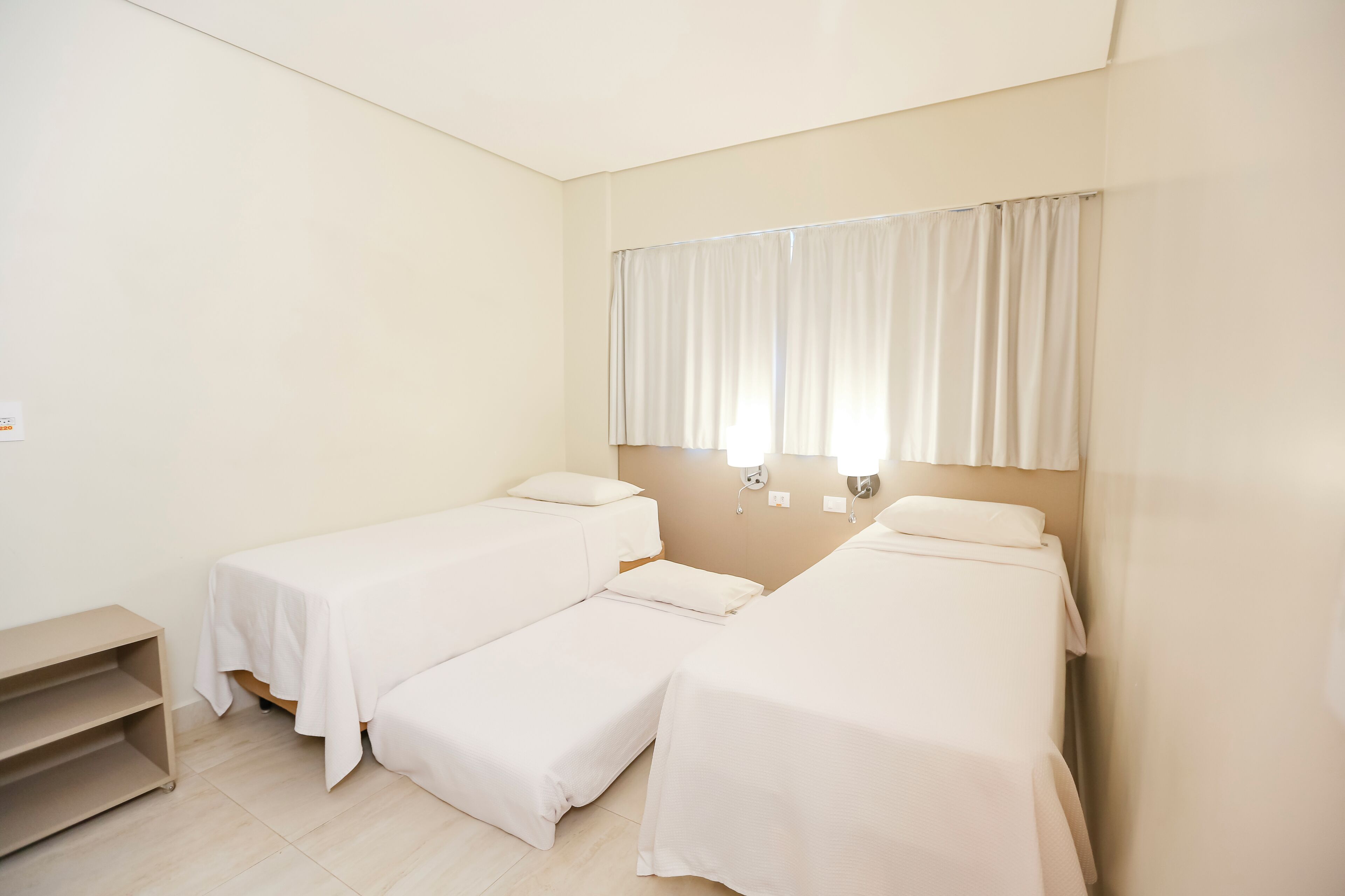 Frigobar, escrivaninha, Wi-Fi de cortesia, roupa de cama