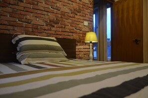 1 chambre, fer et planche à repasser, Wi-Fi gratuit, draps fournis