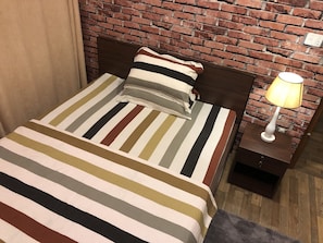 1 dormitori, planxa i posts de planxar, wifi gratuïta i roba de llit