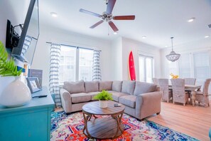 Een televisie en een open haard