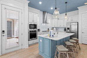 Jääkaappi, mikroaaltouuni, uuni, liesi