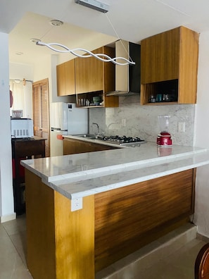 冷蔵庫、電子レンジ、オーブン、コンロ