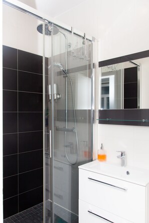 Hair dryer, towels, shampoo - Little Jewel in Paris (Paris)
