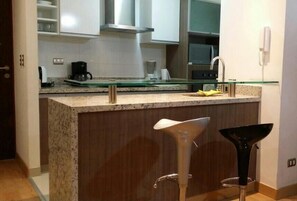 Microwave, oven, stovetop, coffee/tea maker - GL Apts, rent Upper Pardo Miraflores (Miraflores)