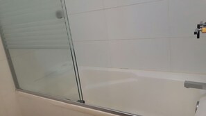Towels, soap, shampoo, toilet paper - GL Apts, rent Upper Pardo Miraflores (Miraflores)