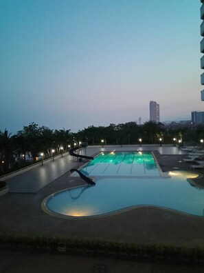 Utendørsbasseng og et oppvarmet basseng