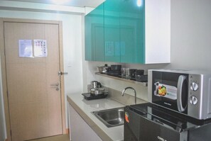 Private kitchen - Butler's BnB (D) @ Trees Residences Quezon City (Quezon City)