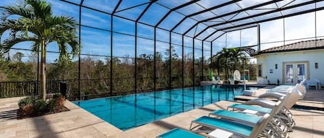 Alberca al aire libre y alberca climatizada