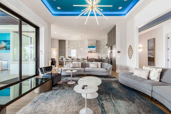 Smart TV, videojuegos, reproductor de DVD y futbolito 