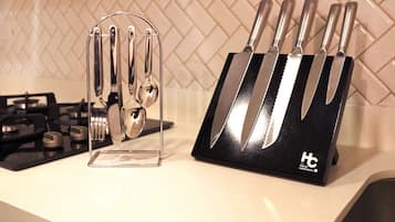 Geladeira, micro-ondas, cooktop, cafeteira/chaleira