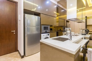 Fridge, microwave, oven, stovetop