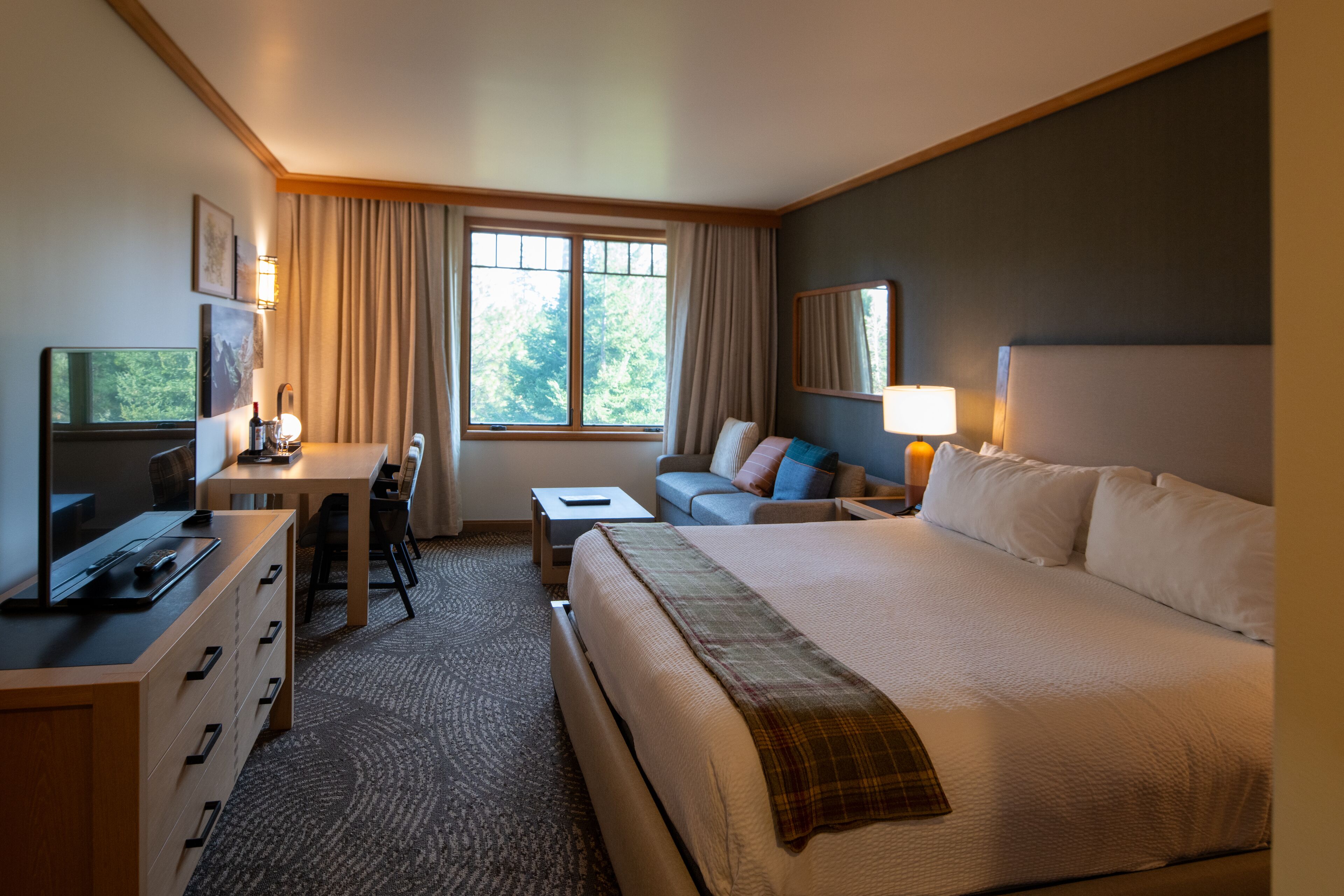 Caja de seguridad en la habitación y tabla de planchar con plancha 