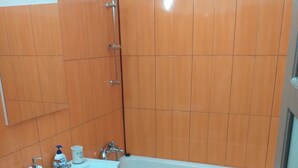 Ein Badezimmer mit Waschbecken, Toilette und Badewanne.