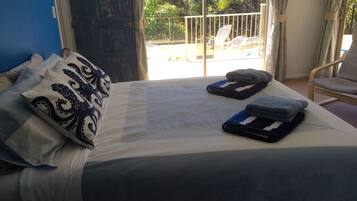 4 bedrooms, iron/ironing board, WiFi, bed sheets