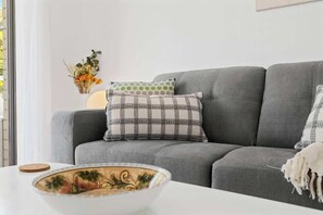 TV, offices - 22 Superb Subiaco Apt for Couples_parkng (Subiaco)