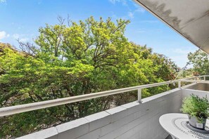 Property grounds - 22 Superb Subiaco Apt for Couples_parkng (Subiaco)
