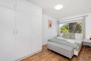 1 habitación, tabla de planchar con plancha, wifi gratis y ropa de cama