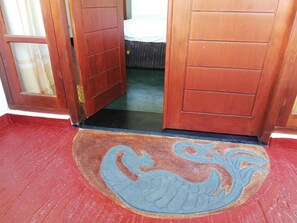 3 chambres, coffres-forts dans les chambres, fer et planche à repasser