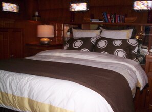 2 bedrooms, in-room safe, iron/ironing board, free WiFi