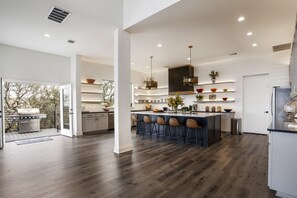 Réfrigérateur, four à micro-ondes, un four, surface de cuisson
