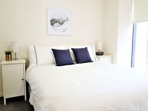 2 室のベッドルーム、デスク、アイロン / アイロン台、旅行用ベビーベッド