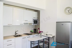 Een koelkast, een microgolfoven, een waterkoker, een broodrooster