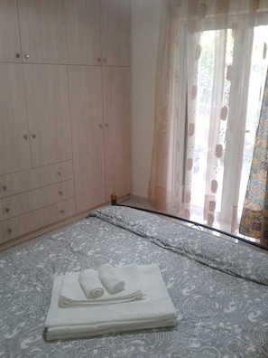 2 bedrooms, iron/ironing board, WiFi