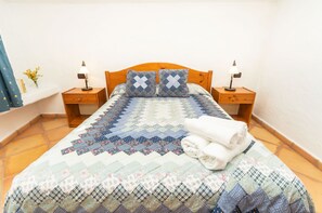 1 dormitorio, tabla de planchar con plancha, cuna de viaje y Internet