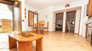 A dining area with a wooden table and chairs, a basket, and a window with a view. - Casa Rural La Capellania Tenerife, Casa Azul (Granadilla)