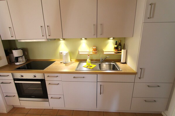 Kühlschrank, Mikrowelle, Ofen, Geschirrspüler