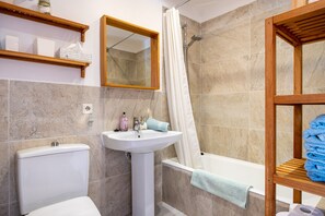 Baignoire, articles de toilette gratuits, sèche-cheveux