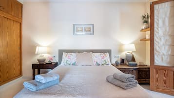 1 slaapkamer, een strijkplank/strijkijzer, gratis wifi, beddengoed