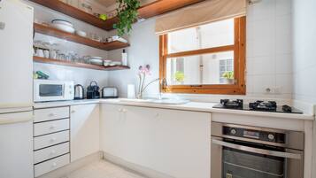 Een koelkast, een magnetron, een oven, een kookplaat