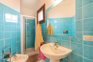 Shower, hair dryer, bidet, towels