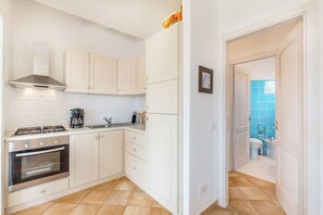 Jääkaappi, uuni, liesi, kahvin-/teenkeitin