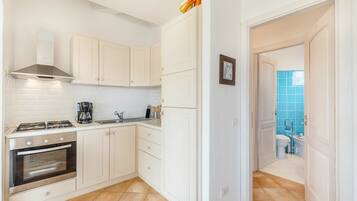 Frigorífic, forn, placa de cuina i cafetera i tetera