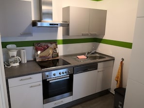Kühlschrank, Mikrowelle, Ofen, Herdplatte