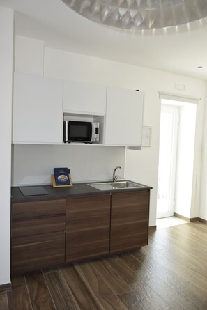 Fridge, microwave, oven, stovetop - Metro Art Suite - Historic Center (Napoli)
