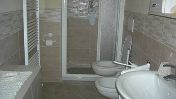 SĂšche-cheveux, serviettes fournies, shampoing, papier toilette