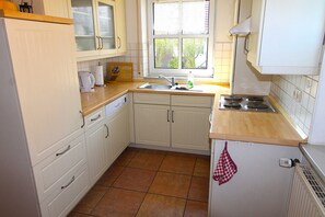 Kühlschrank, Ofen, Geschirrspüler, Wasserkocher mit Kaffee-/Teezubehör